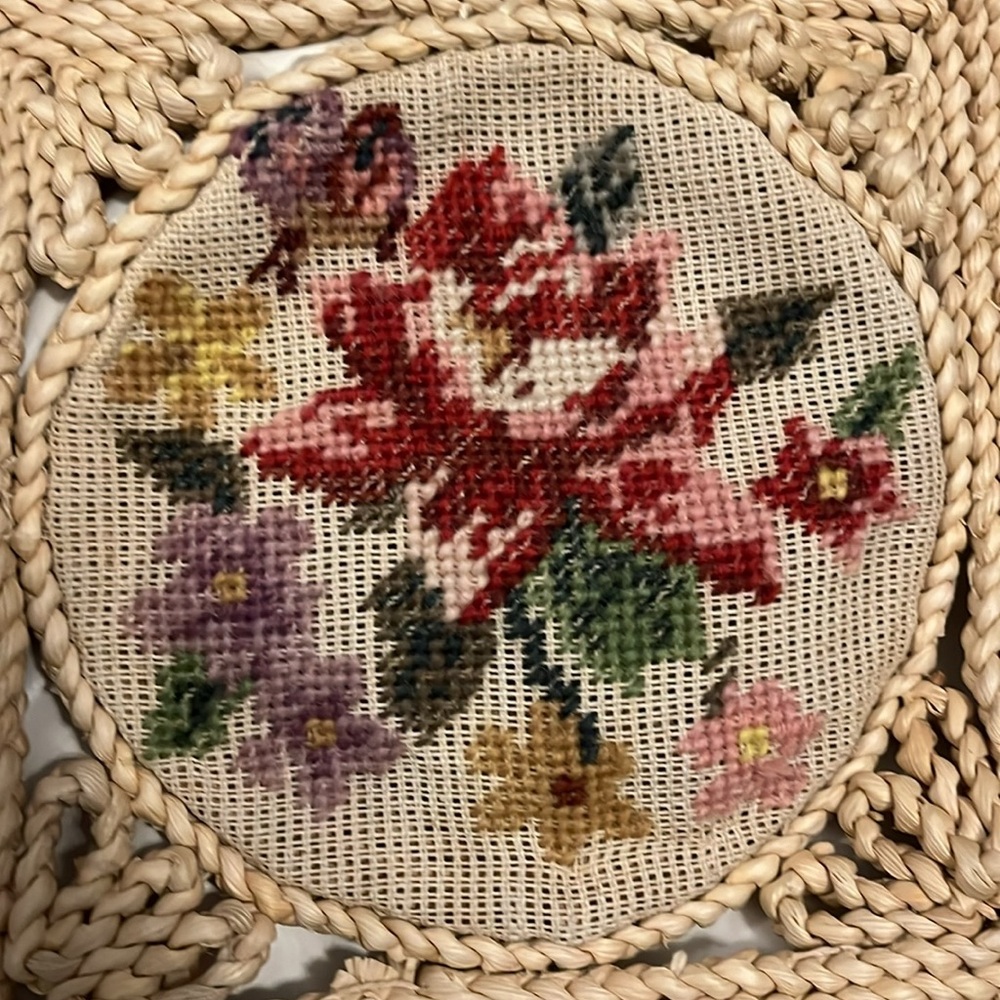 Vintage 1970s straw and needlepoint floral bag - Picture 3 of 9